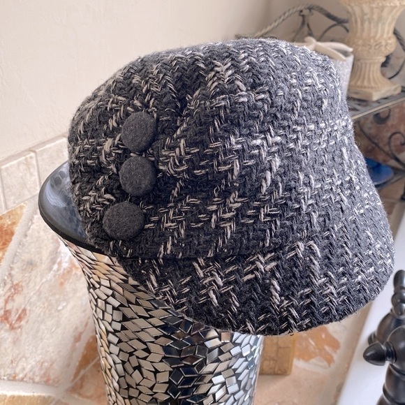 woolblend newsboy Cap Hat Women’s Grey & White Warm Woven Quilted button details - Picture 1 of 7